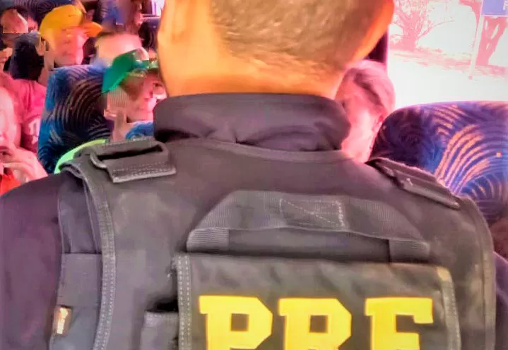 PRF autua motoristas de ônibus por irregularidades no transporte de romeiros
