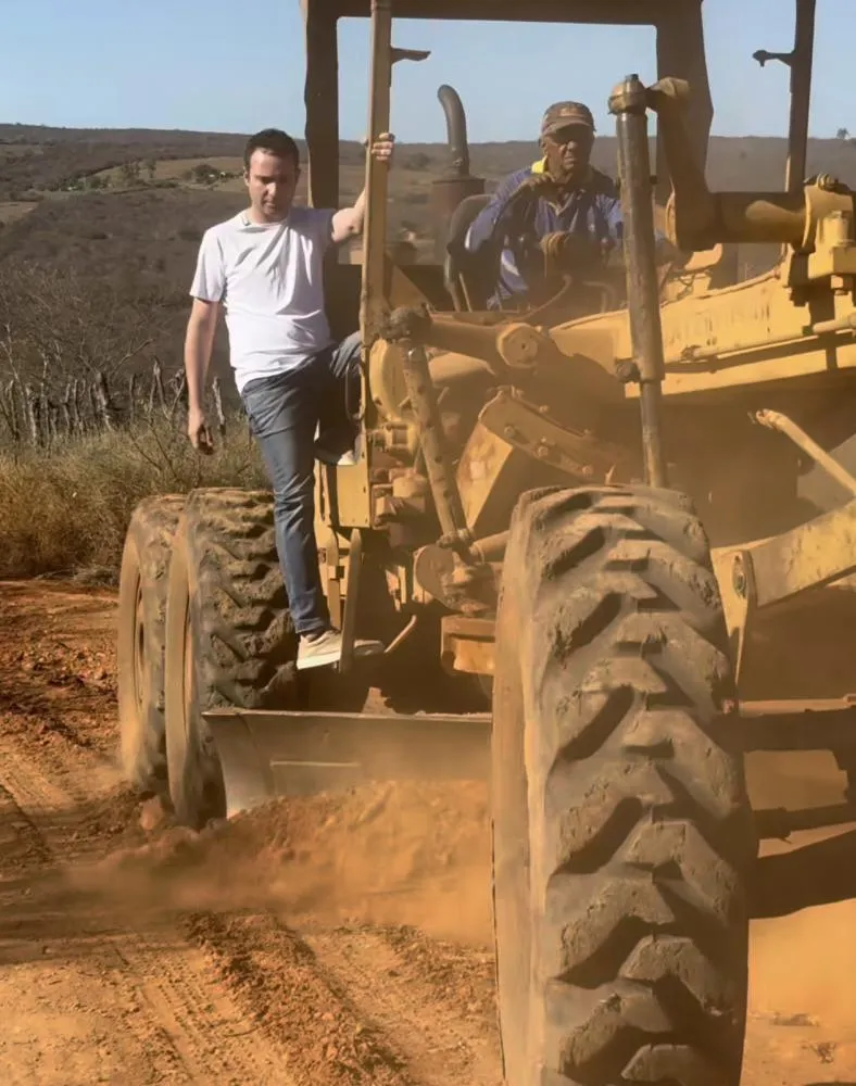 Prefeito Fabrício Abrantes acompanha recuperação de estradas vicinais, em Brumado