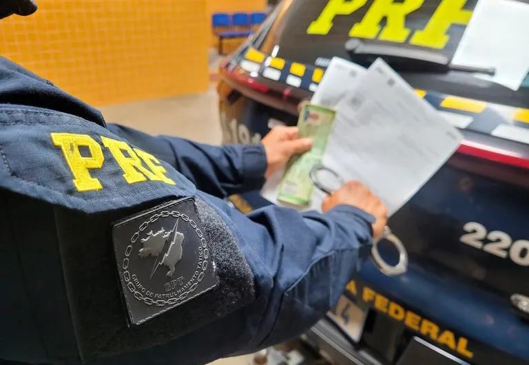 PRF Detém Dois Homens com Mandados de Prisão por Homicídio e Roubo em Vitória da Conquista