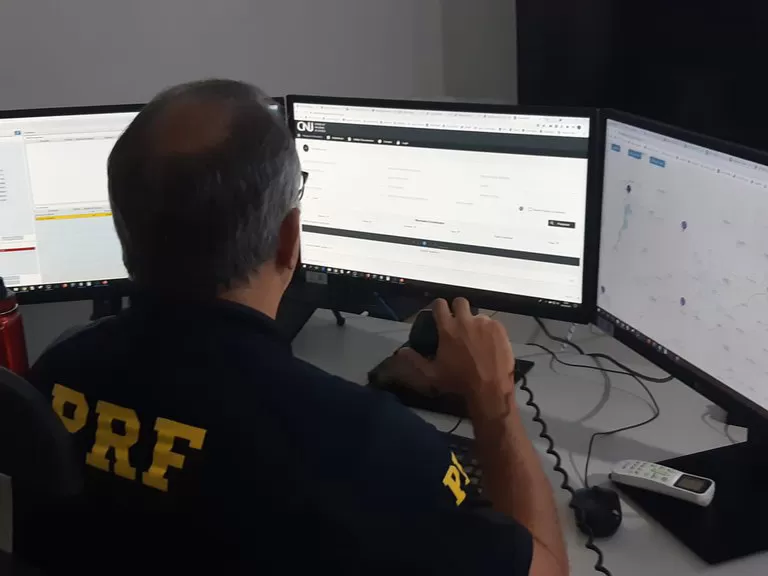 PRF prende homem procurado por violência doméstica