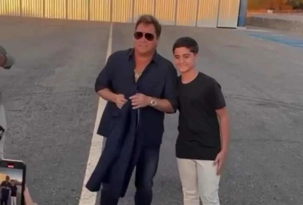 Vídeo: Em momento emocionante, cantor mirim João Vitor canta para o ídolo Leonardo em Brumado