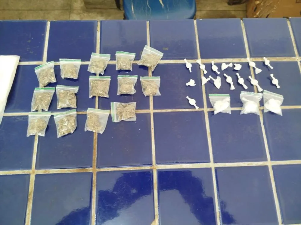 Polícia Militar prende mulher suspeita de tráfico de drogas em Brumado