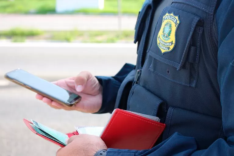 PRF detém homem com CNH falsa e carro roubado no Sul da Bahia