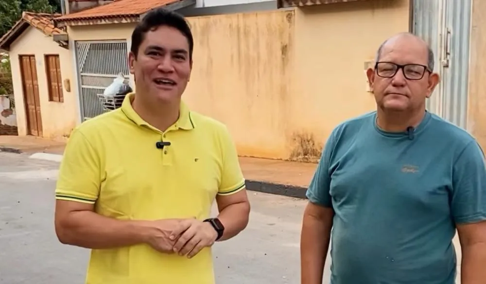 Guilherme Bonfim e vereador eleito Vadim Garrincha acompanham obras de requalificação de ruas no Bairro Olhos D’água, em Brumado