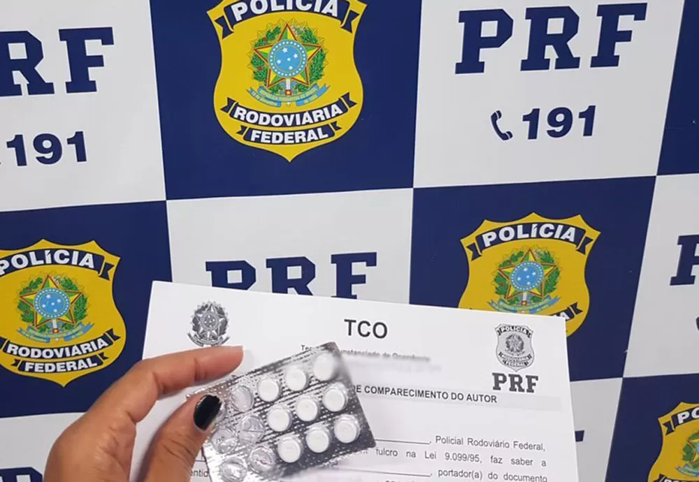 PRF autua dois motoristas de carreta pelo crime de porte de drogas e apreende comprimidos de anfetamina em Jequié (BA)
