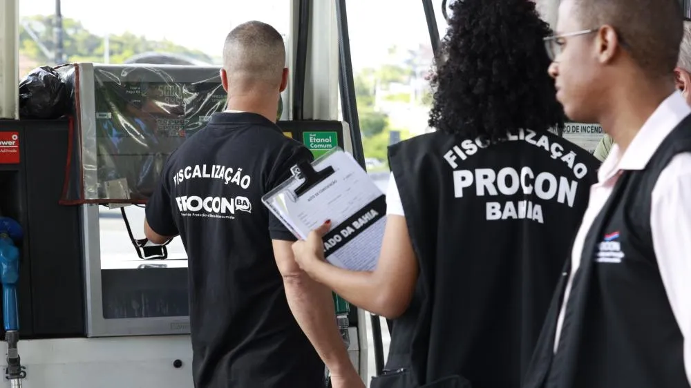 Procon notifica 111 postos de combustíveis e distribuidoras durante operações de fiscalização na Bahia