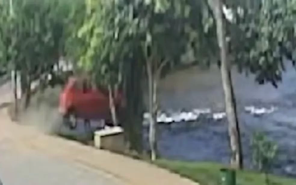 Carro desgovernado cai em rio após motorista perder controle em Correntina, Bahia
