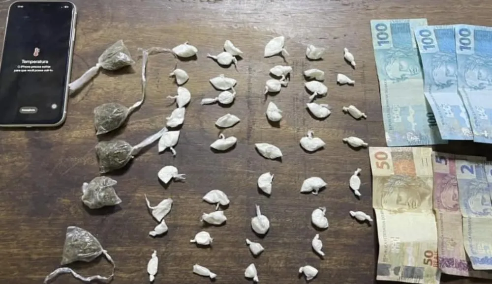 Homem é preso por tráfico de drogas em salão de barbearia no centro de Tanhaçu