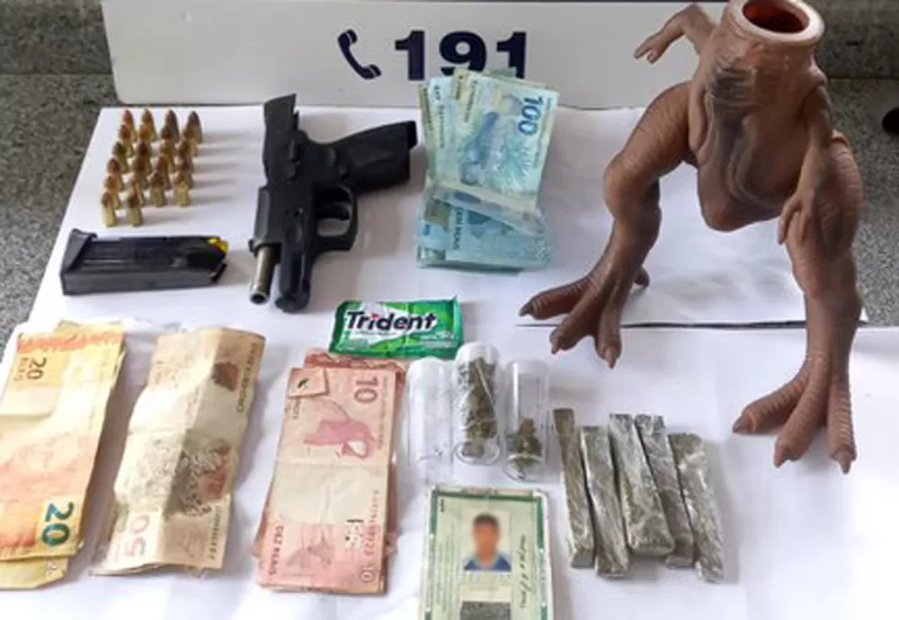 PRF apreende maconha dentro de 'dinossauro'