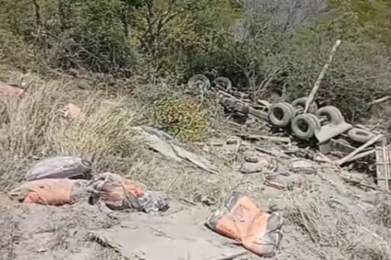 Carreta carregada tomba em trecho perigoso da BA-262 e mobiliza equipes de resgate