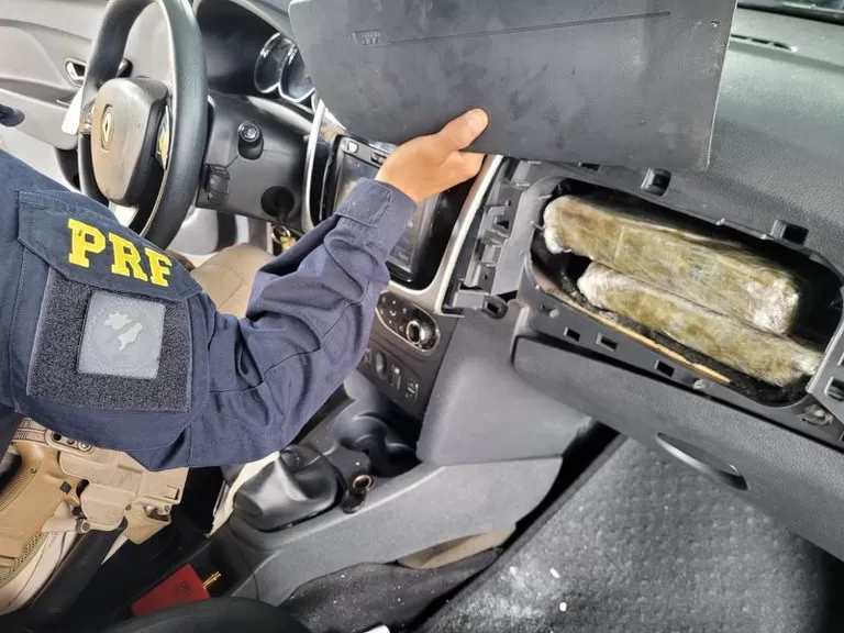 PRF apreende 6,5 Kg de Cocaína escondidos em fundo falso de veículo em Vitória da Conquista 