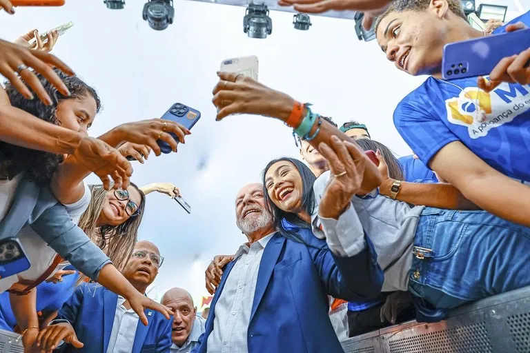 Em evento com 10 mil estudantes, Lula anuncia na Bahia expansão do Programa Pé-de-Meia