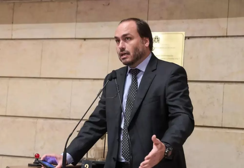 Carlos Bolsonaro usava assessores para obter dados da Abin, diz PF