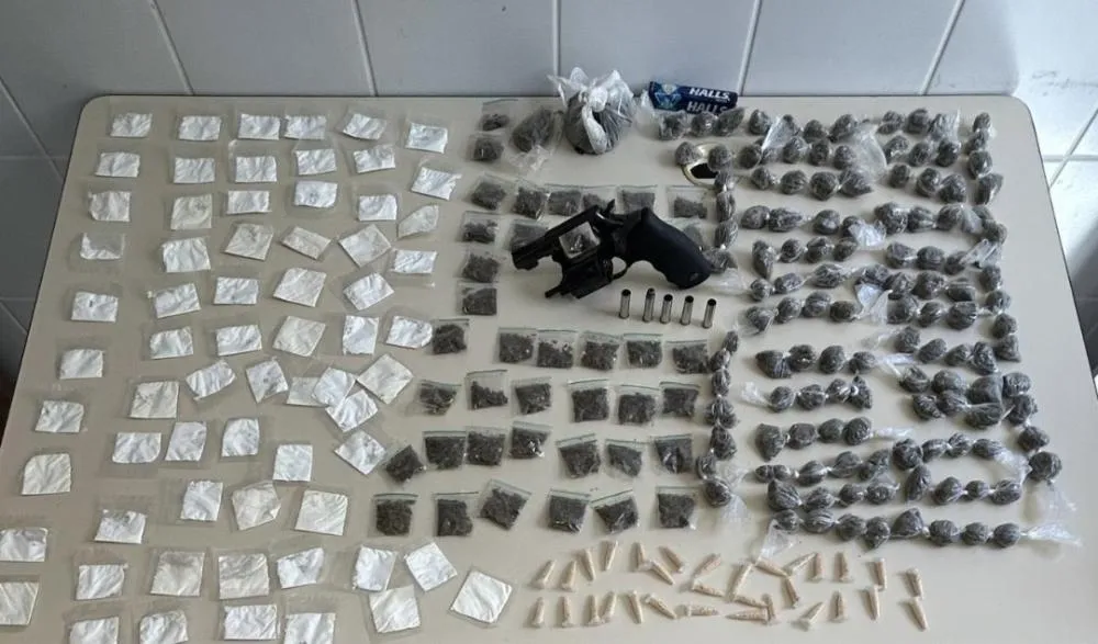 Ação da PM em Cândido Sales termina com um morto e apreensão de drogas e arma no Bairro Primavera