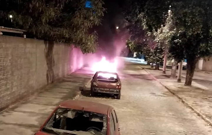 Carros apreendidos pela polícia são incendiados