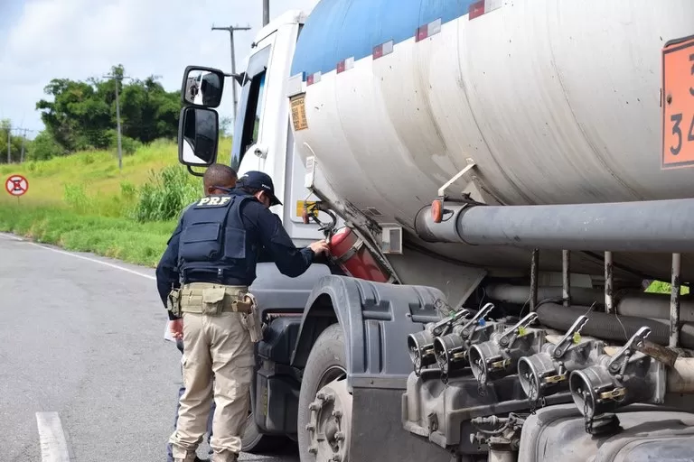 PRF intensifica fiscalização de transporte de produtos perigosos na Bahia