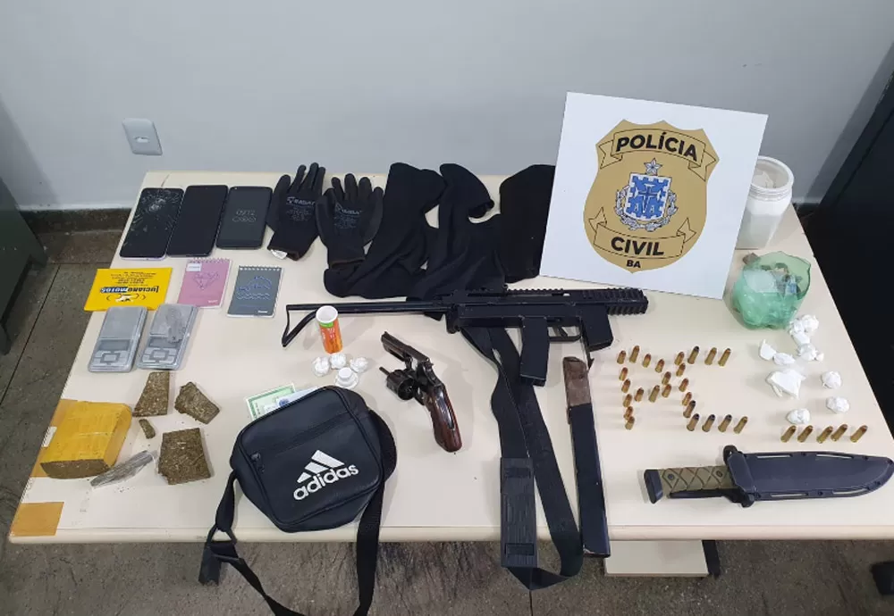 Brumado: Polícia Civil apreende uma submetralhadora, um revólver e drogas no Bairro Baraúnas