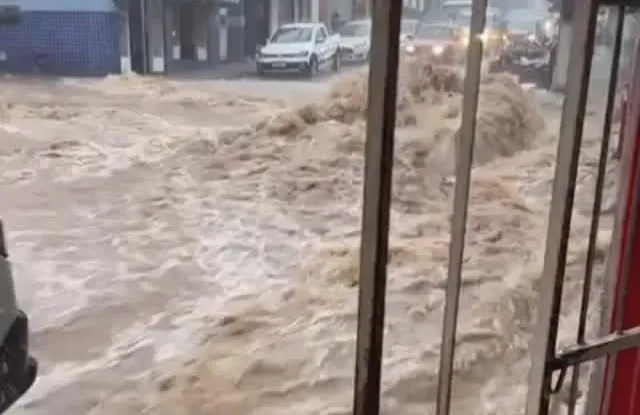 Temporal causa alagamentos e arrasta veículos durante forte chuva em Caetité