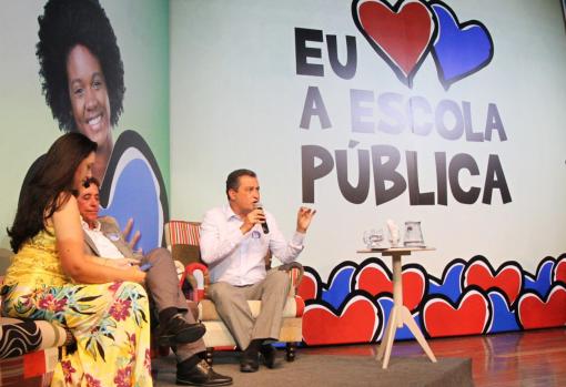 Rui lança campanha de valorização da escola pública e anuncia salas de cinema em colégios