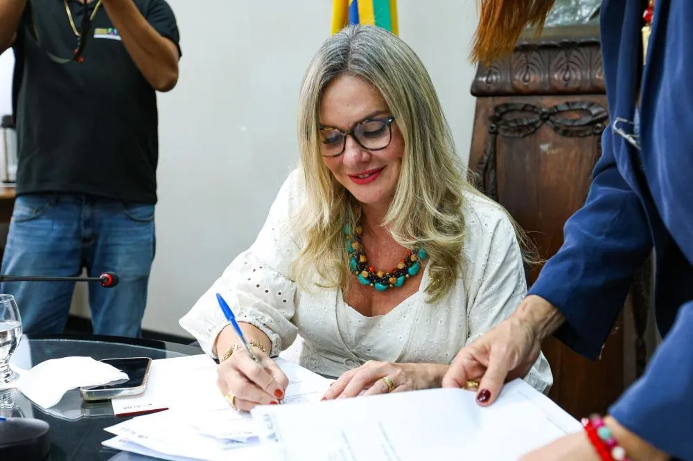 Ivana Bastos assina parcerias para instalação de Escolas do Legislativo nas 417 Câmaras Municipais da Bahia