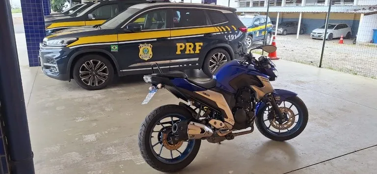 Motocicleta adulterada é apreendida pela PRF em ônibus interestadual na BR 116, em Vitória da Conquista