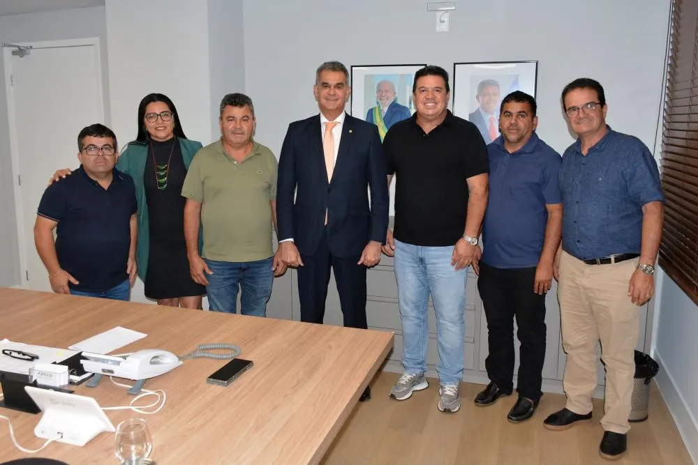 Prefeito Wilson do Café acompanha andamento de projeto de pavimentação da BA-561 em reunião com SEINFRA
