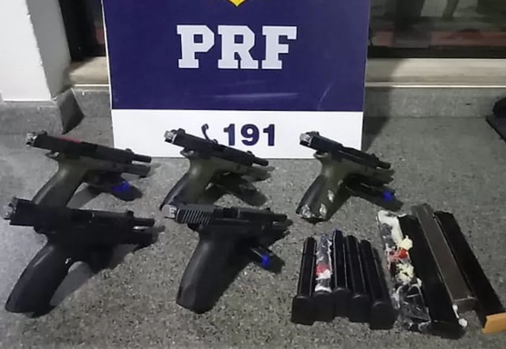 PRF apreende 5 pistolas e 15 carregadores durante abordagem a um ônibus em Jequié (BA)