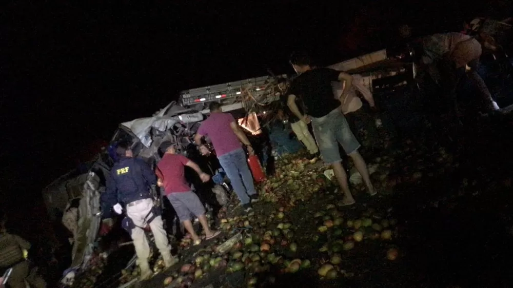 Tragédia na BR-324: Acidente entre Caminhão e Ônibus Deixa 24 Mortos e 6 Feridos em São José do Jacuípe