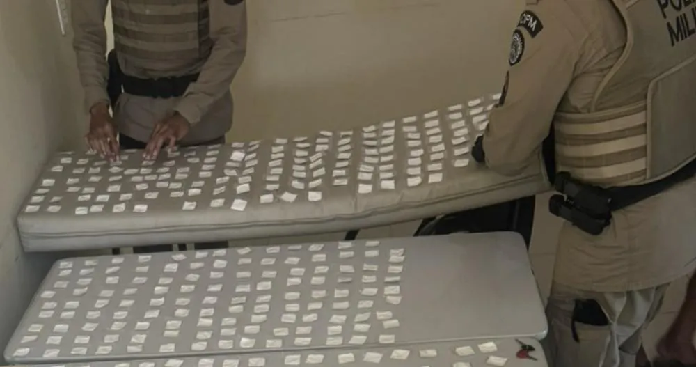 Polícia Militar prende suspeitos de Tráfico de Drogas com 850 papelotes de Cocaína em Macaúbas
