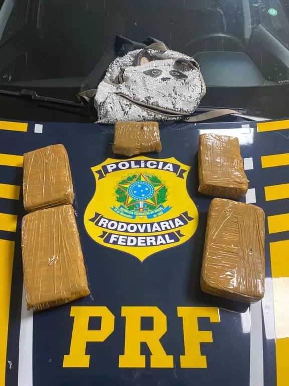 Após aceitar transportar bagagem, mulher é presa por tráfico de drogas em Vitória da Conquista 