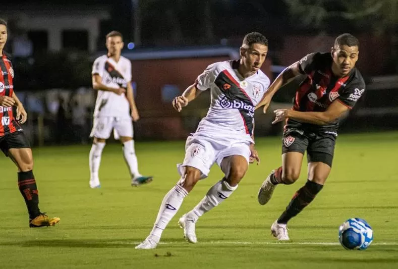Vitória perde invencibilidade na Série B em jogo acirrado contra o Atlético-GO