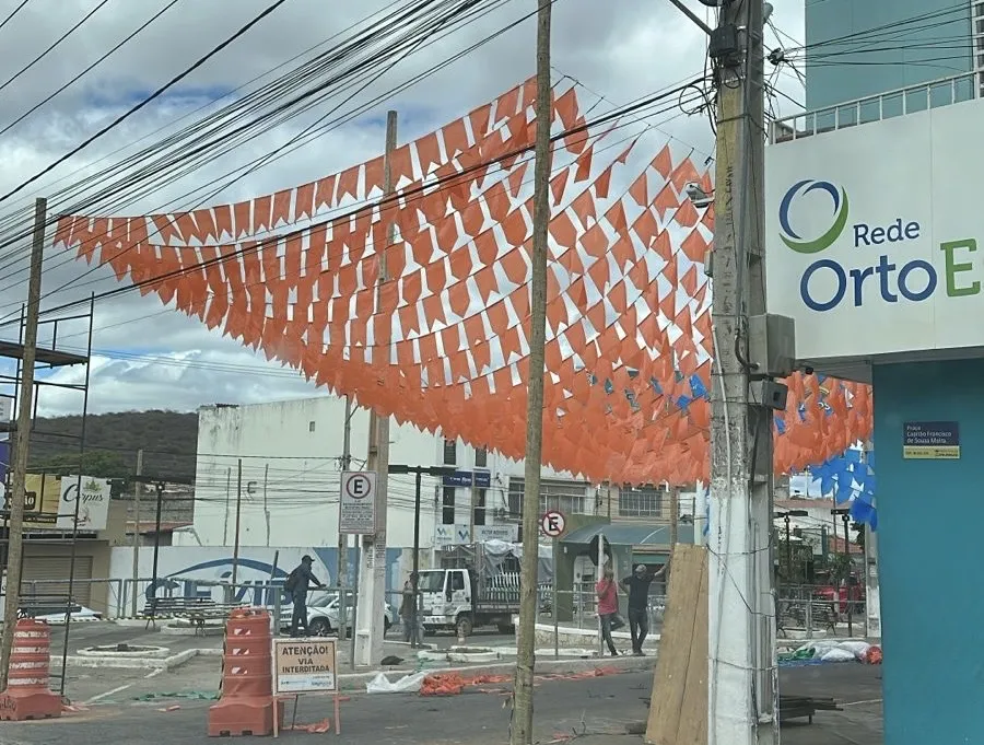 Brumado inicia ornamentação junina no centro comercial para celebrar o São João e movimentar a economia local