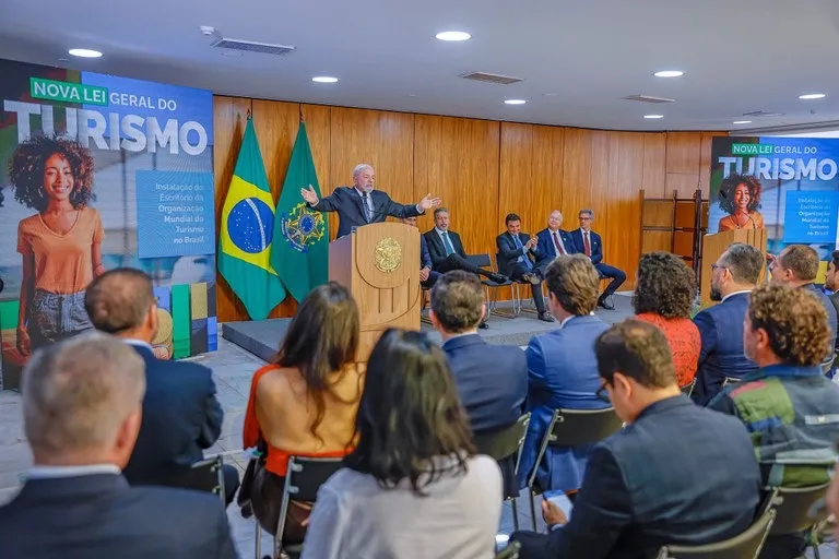 Lula sanciona a nova Lei Geral do Turismo, que desburocratiza e aprimora o setor