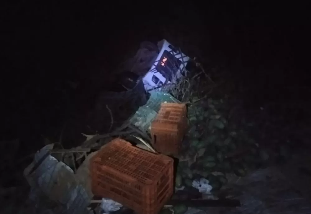 Caminhão perde freio e cai em ribanceira na Serra das Almas entre Livramento e Rio de Contas