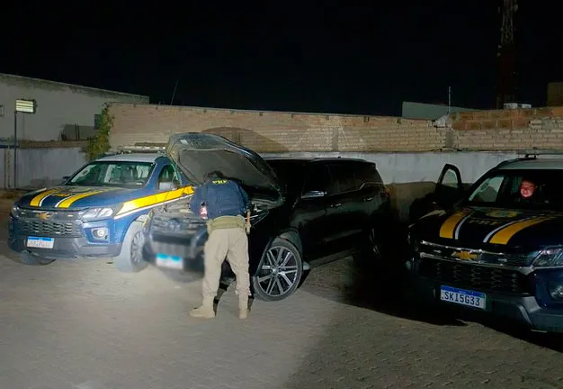 Após desobedecer ordem de parada e tentar fugir em alta velocidade, motorista é preso pela PRF em Vitória da Conquista