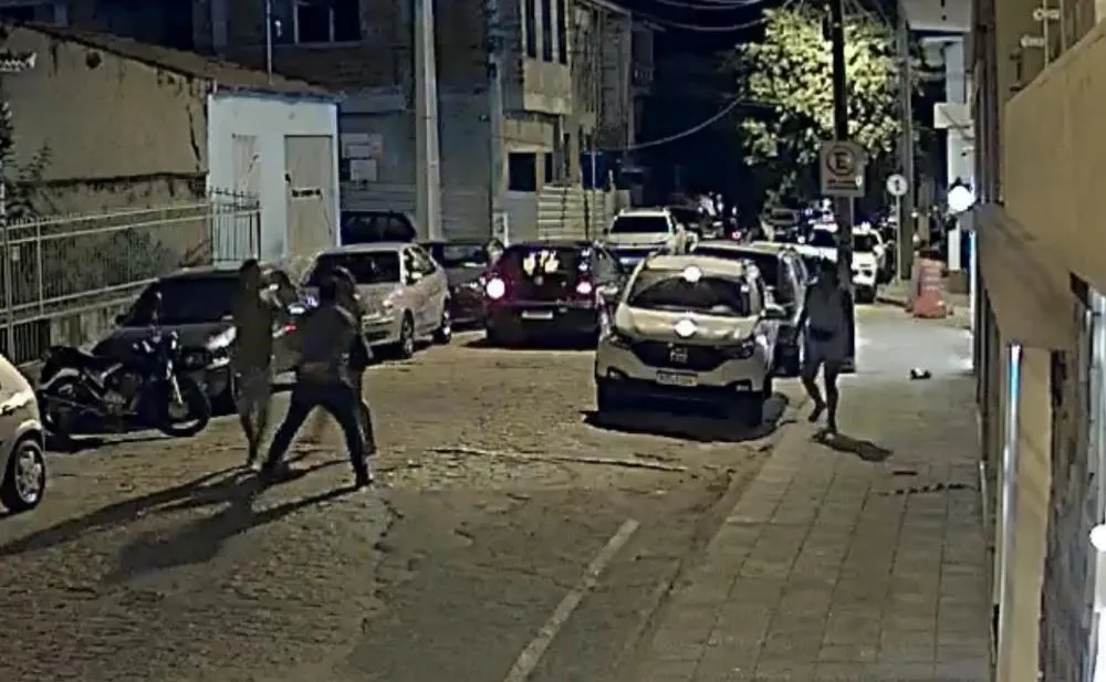 Homem tenta assalto simulando arma e acaba levando murro em Brumado; veja o vídeo
