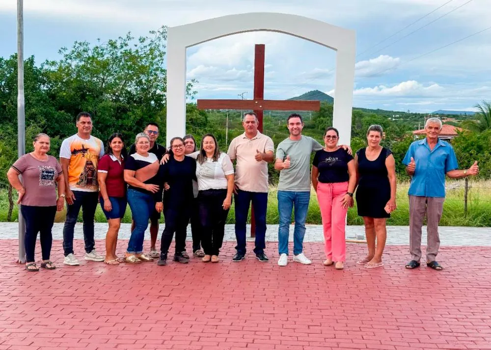 Fabrício Abrantes vistoria obras da nova praça da comunidade de Lagoa Funda ao lado do vereador Palito