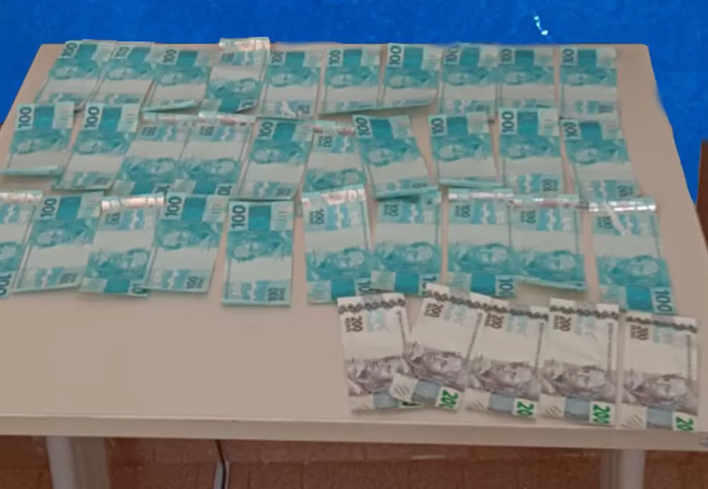 Mulher é interceptada com cédulas falsas, recebidas via Correios