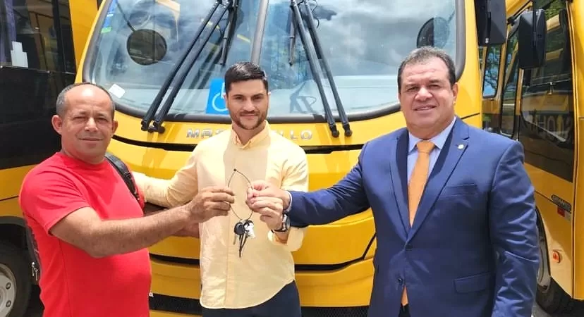 Deputado Marquinho Viana entrega ônibus escolar para Caraíbas 