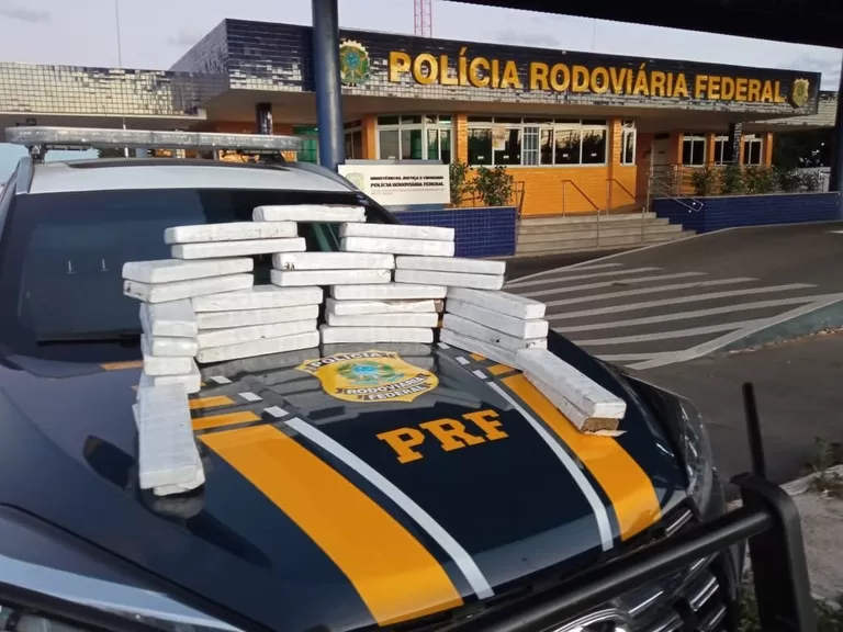 PRF apreende 27 Kg de maconha e prende homem por tráfico de drogas em Vitória da Conquista
