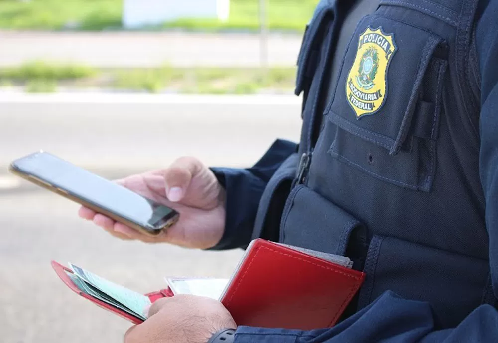 Mulher é enquadrada por entregar direção de veículo a pessoa não habilitada