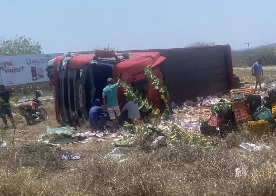 Caminhão carregado com maracujá tomba na BR-030, em Brumado