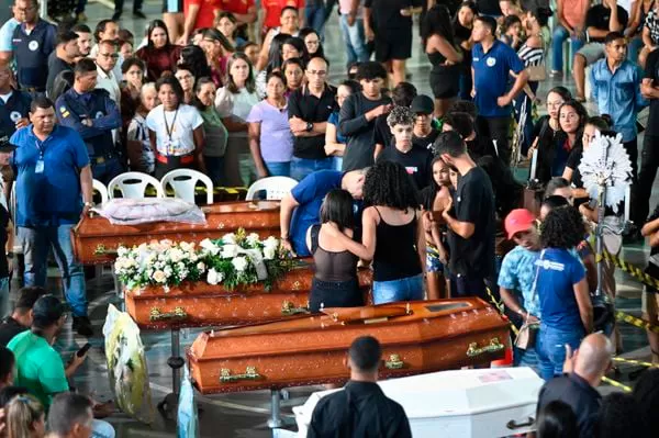 Jacobina: Moradores prestam últimas homenagens aos mortos em acidente na BR-324