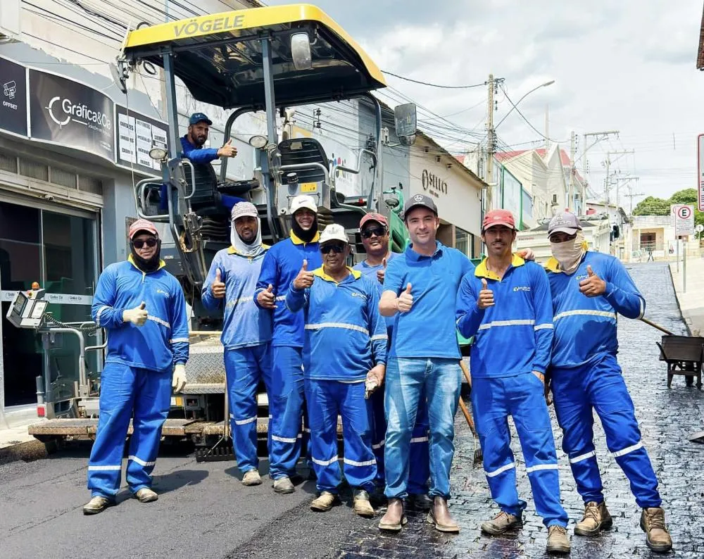 Prefeito Fabrício Abrantes acompanha obras de asfaltamento no centro de Brumado