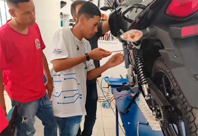 Educação em Brumado: Alunos do EJA se destacam no ensino profissionalizante em mecânica de moto
