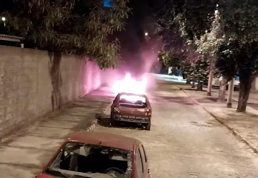 Brumado: Homem é preso após incendiar dois carros e tentar colocar fogo em viatura