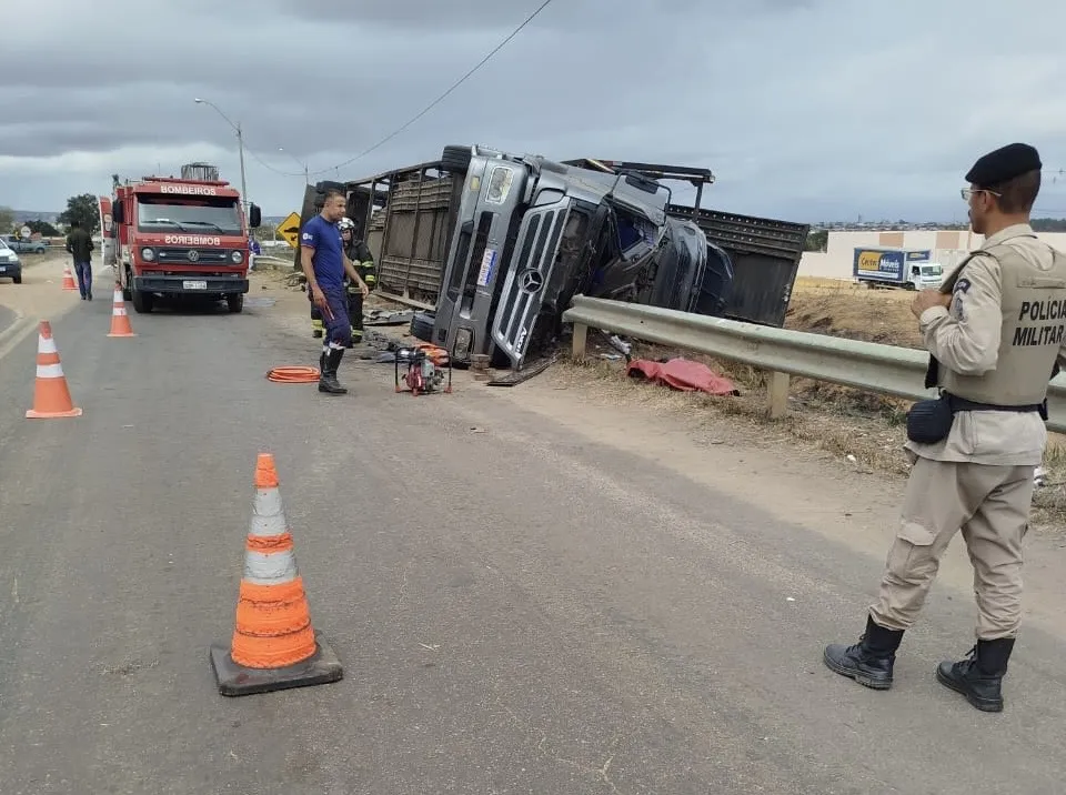 Carreta cegonha tomba em Vitória da Conquista e deixa vítima fatal