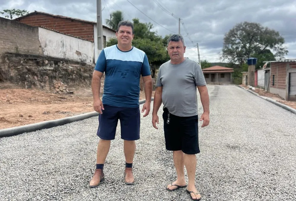 Barra da Estiva: Wilson do Café e Marquinho Viana acompanham fase final de asfaltamento entre Triunfo e Ponto Velho