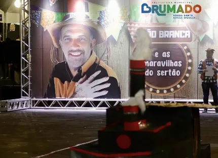 Arraial da Educação de Brumado tem início com brilho, cultura e homenagens