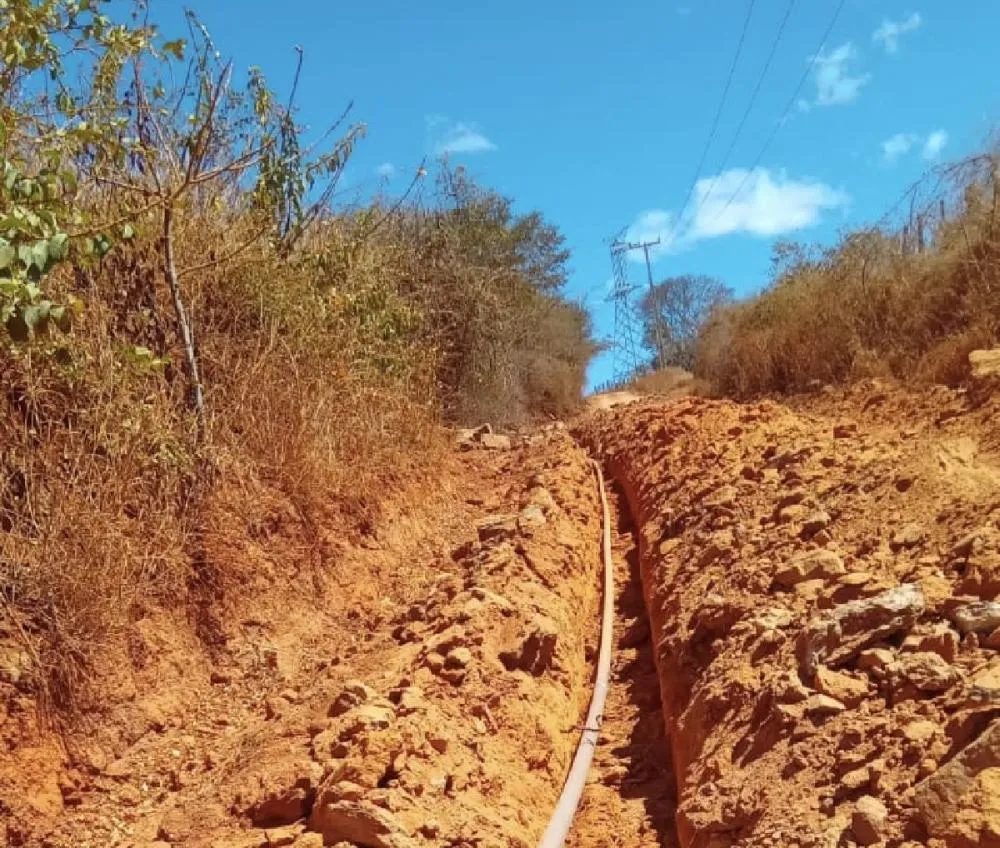 Deputada Ivana Bastos leva água para comunidade de Sítio Novo em Guanambi